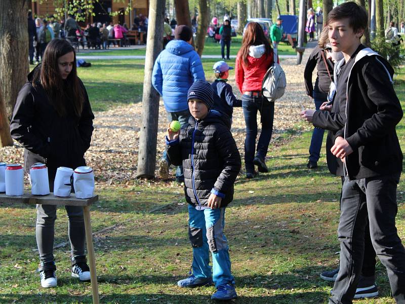 Studenti sušického gymnázia uspořádali na Santosu 21. ročník letu ježibab.