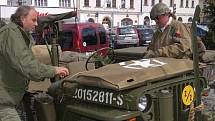 O 63 let zpět v čase se včera mohl přenést každý, kdo zavítal na klatovské náměstí. Přijelo sem několik desítek historických vozidel a v nich vojáci v dobových amerických uniformách.