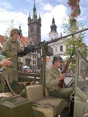 O 63 let zpět v čase se včera mohl přenést každý, kdo zavítal na klatovské náměstí. Přijelo sem několik desítek historických vozidel a v nich vojáci v dobových amerických uniformách.