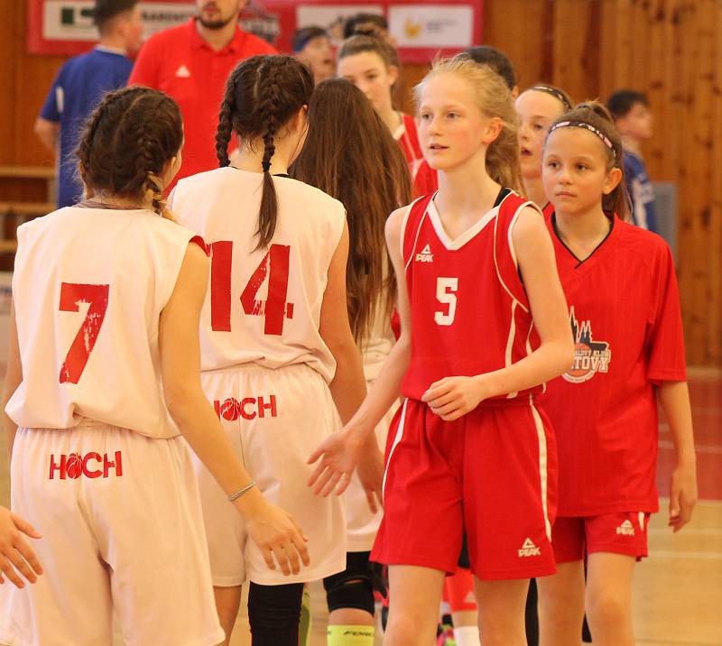 BK Klatovy U14 (v červeném) vs. BK Tábor 62:14 - fotogalerie z pátečního zápasu