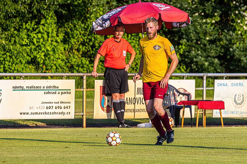 Zatímco úvodní utkání proti Chodskému Újezdu (modří) fotbalisté Janovic (žluté dresy) zvládli, odvetu už nikoliv. V příští sezoně si tak zahrají znovu jen okresní přebor.