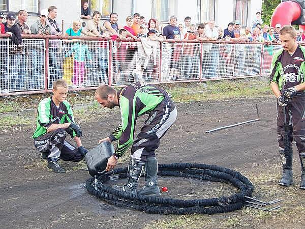 Kaskadéři na klatovském sokolském stadionu