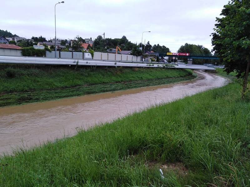 Drnový potok v Klatovech se kvůli vydatnému dešti proměnil v řeku.