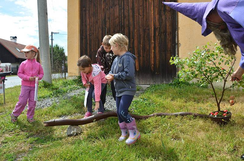 Ve Lhovicích se konala Cesta kolem pohádkového rybníka.