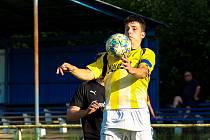 Fotbalisté FK Horažďovice (žluté dresy) prohráli před týdnem s předposledním Pačejovem (černí) 2:3, v derniéře letošní sezony jedou na hřišti posledních Kasejovic.