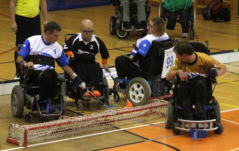 Úvodní kolo powerchair hockey ligy se vydařilo.