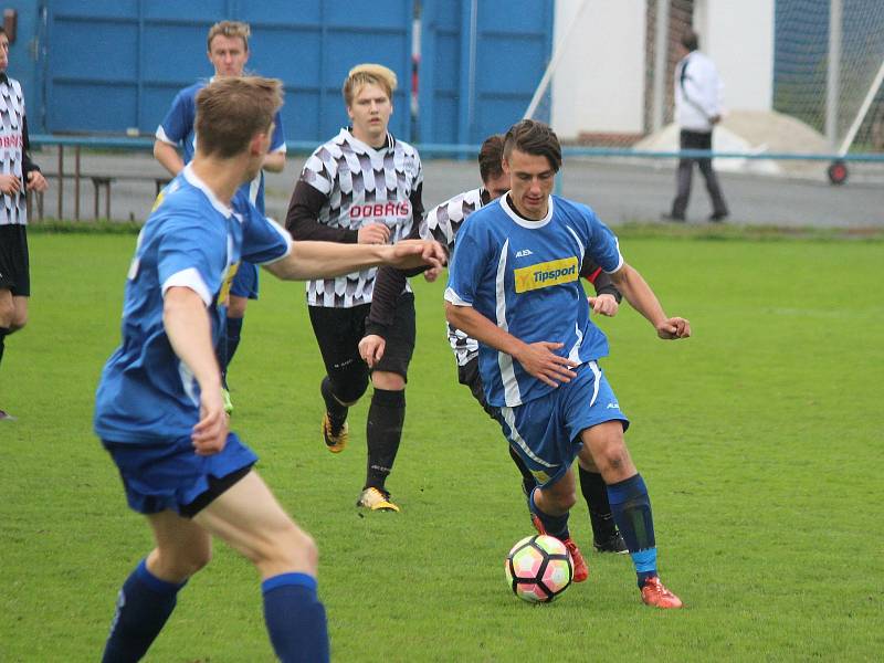 Fotbalisté klatovských dorostů (na archivních fotografiích hráči v modrých dresech) porazili Příbram. Devatenáctka otočila zápas ze stavu 0:2 na 4:2 a hráči do 17 let soupeře udolali těsně 1:0.