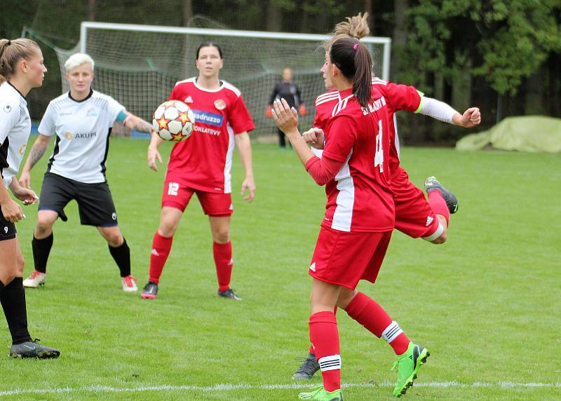 3. kolo České divize žen, skupina C: TJ Mokré - SK Klatovy 1898 (na snímku fotbalistky v červených dresech) 2:1 (1:0).