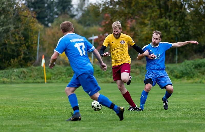 Fotbalisté Janovic (na archivních fotografiích hráči ve žlutých dresech) porazili Nezamyslice 6:2 a díky pomoci chudenického Sokola mají na druhém místě už čtyřbodový náskok.