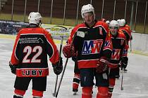 Hokejové Luby (na archivním fotografiích hráči v černočervených dresech) na úvod nového roku vyzvou Sušici .