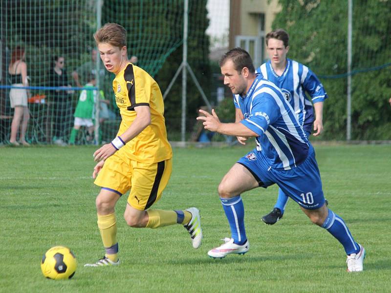 Přátelský zápas bolešinských fotbalistů s extraligovými hokejisty HC Škoda Plzeň přilákal do Bolešin spousty diváků. Domácí (žluté dresy) podlehli hokejistům 1:2