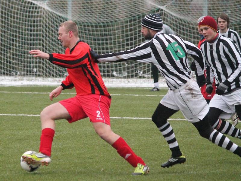 Zimní turnaj v Sušici: Nýrsko (v pruhovaném) - Luby 2:0.