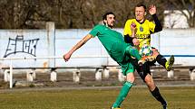 14. kolo I. B třídy: FK Horažďovice (žlutí) vs. Chanovice 3:2.