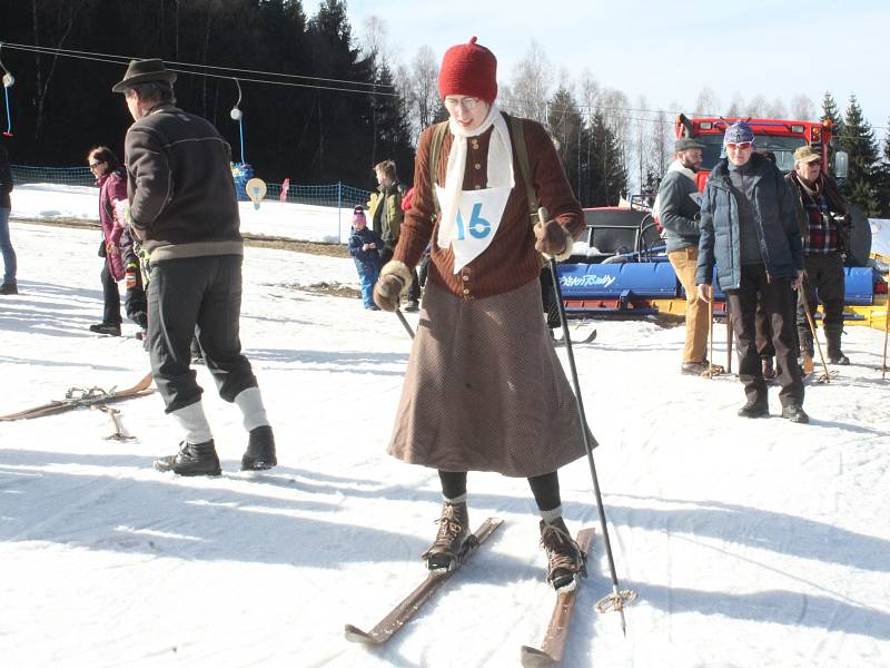 Sjezd na dřevěných lyžích v Kašperských Horách.