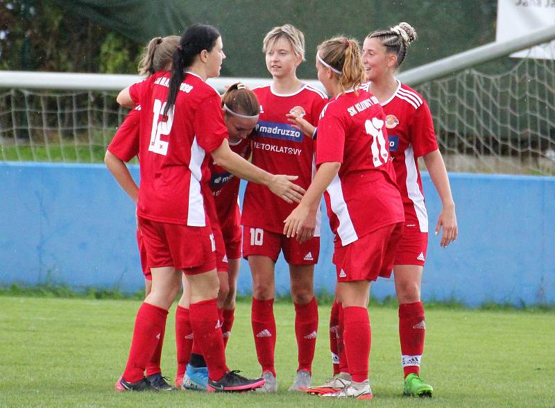 SK Klatovy 1898 (na archivním snímku fotbalistky v červených dresech) porazily na podzim Spartak Kaplice (modré dresy) 4:2. A dokázaly uspět i v jarní odvetě na hřišti soupeře.