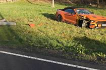 Řidič Mustangu nezvládl řízení a naboural do sloupu, který spadl na další auto.