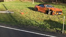 Řidič Mustangu nezvládl řízení a naboural do sloupu, který spadl na další auto.