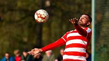 Fotbalisté TJ Sušice B (na archivním snímku fotbalisté v bílých dresech) zvítězili na hřišti Janovice 6:3 a přezimují na pátém místě.