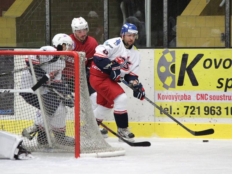 Hokejisté SHC Klatovy (červené dresy) porazili doma v přípravě HC David Servis 4:2.