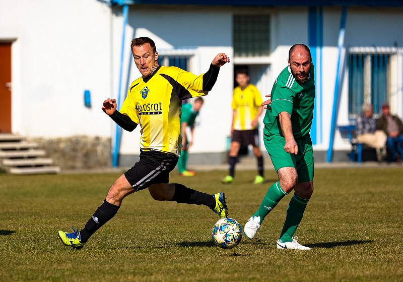 Fotbalisté TJ Pfeifer Chanovice (na archivním snímku hráči v zelených dresech) remizovali ve 22. kole I. B třídy s Blovicemi 1:1. Na penalty vyhráli hosté.