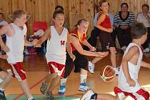 Nejmladší minižáci BK Klatovy B U11 (v bílých dresech) si poradili na domácí palubovce s vrstevníky z BaK Plzeň. První zápas vyhráli 44:34, druhý 56:43. 