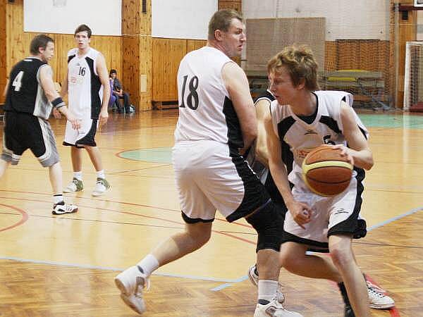 Basketbalisté BK Klatovy zvládli úspěšně dvojzápas play off krajského přeboru mužů se soupeřem z Přeštic.