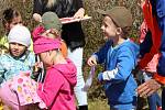 Děti ze školek v Kašperských Horách a v Grafenau společně vyzdobily stromy v parčíku naproti kašperskohorské základní škole.