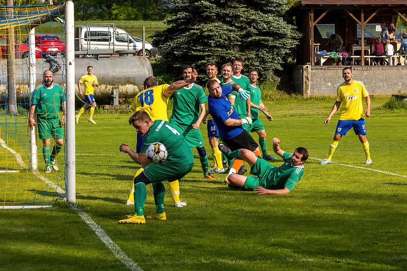 I. B třída, skupina B, 23. kolo: TJ Měcholupy (na snímku fotbalisté ve žlutých dresech) - TJ Pfeifer Chanovice (zelení) 1:3.