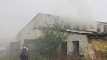Požár bývalého zemědělského objektu v Ježovech.
