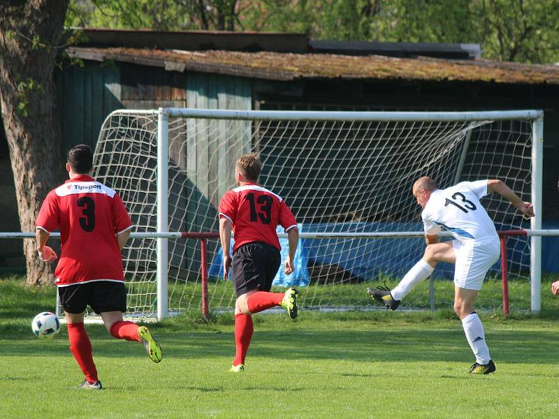 Záložní tým TJ Sušice (na archivním snímku hráči v bílých dresech) vyzrál na béčko Okuly Nýrsko, které porazil na jeho hřišti 4:2.