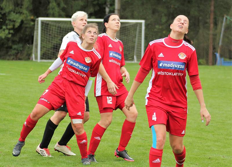 3. kolo České divize žen, skupina C: TJ Mokré - SK Klatovy 1898 (na snímku fotbalistky v červených dresech) 2:1 (1:0).