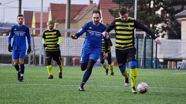 Fotbalisté TJ Sokol Malesice (na archivním snímku hráči v modrých dresech) vyřadili v poháru Chotíkov i Mýto, teď jdou na Vejprnice.
