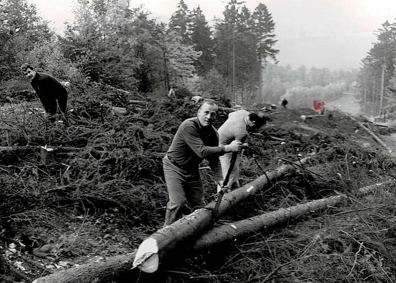 1977 – rozšiřování sjezdovky. Foto: Archiv lyžařského oddílu