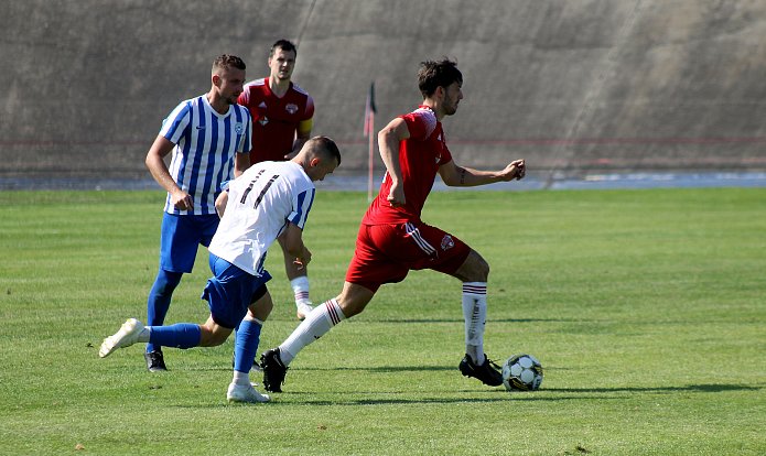 Fotbalisté FK Okula Nýrsko (na archivním snímku hráči v modrých dresech) sehrají první utkání zimní přípravy, v sobotu dopoledne se představí na Petříně.