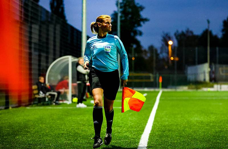 Fotbalisté TJ Start Luby (na archivním snímku hráči ve žlutých dresech) prohráli s rezervou Petřína 0:3. Ta rozhodla po pauze a slaví postup do krajského přeboru.