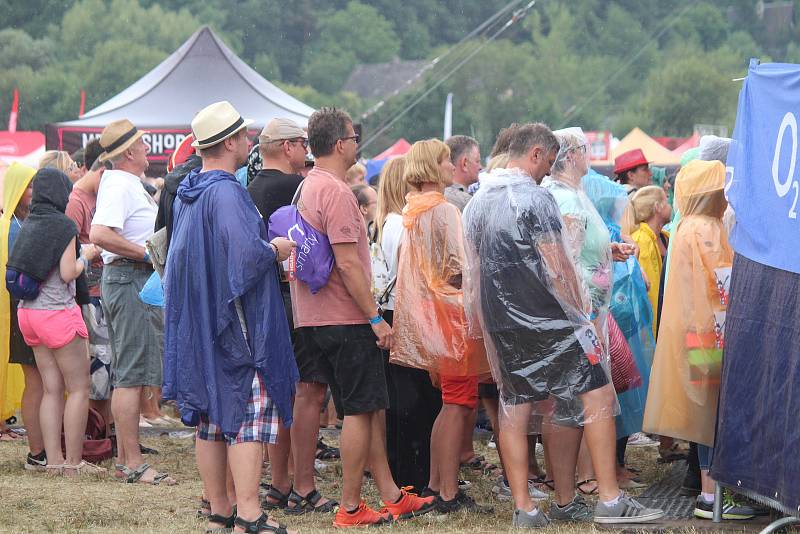 Tisíce návštěvníků zaplnilo v páteční odpoledne prostor u nádraží ve Švihově. Festival Hrady CZ přilákal fanoušky různých žánrů hudby. Foto: Deník/Lucie Kohoutová, Daniela Loudová