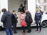 Novou pojízdnou prodejnu převzali starostové z Horažďovicka ve čtvrtek na horažďovickém náměstí