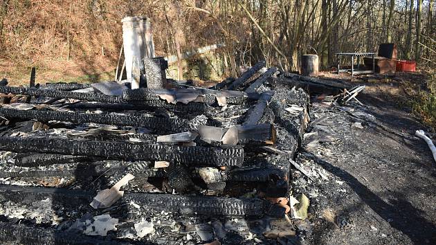 Požár v Poleni na Klatovsku, při němž zemřel starší muž. Z objektu téměř nic nezbylo.