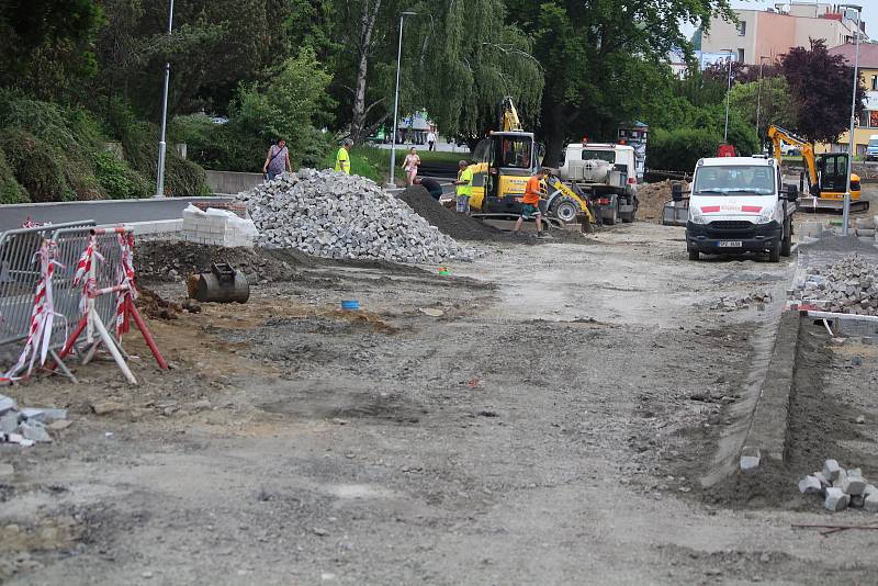 Rybníčky a Pražská ulice v Klatovech, která je již před dokončením.