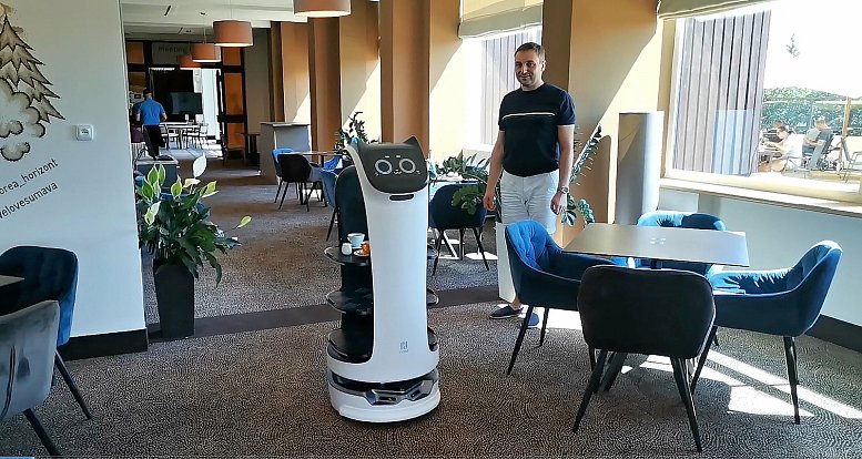 Robotická servírka v hotelu Horizont na Pancíři na Šumavě.