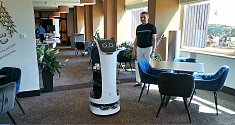 Robotická servírka v hotelu Horizont na Pancíři na Šumavě.