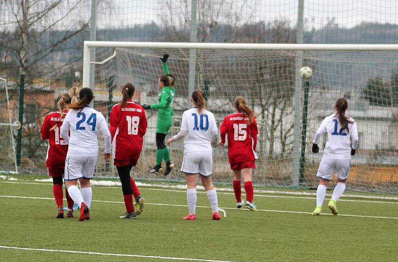 Zimní příprava, ženy: SK Klatovy 1898 (na snímku fotbalistky v červených dresech) - FC Viktoria Plzeň B / TJ VS Plzeň (bílé dresy) 0:6 (0:2).