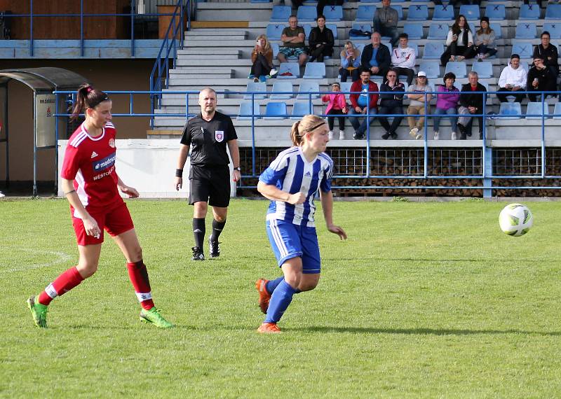 9. kolo divize žen, skupina C: SK Klatovy 1898 (na snímku fotbalistky v červených dresech) - TJ Jiskra Domažlice 1:1 (1:0).