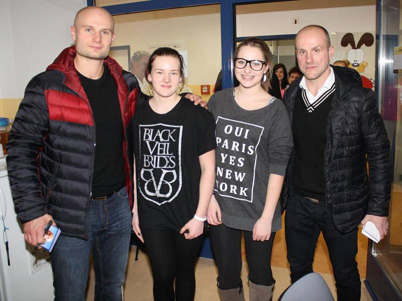 Martin Straka a Michal Dvořák spolu se zástupci HC Klatovy navštívili dětské oddělení Klatovské nemocnice.