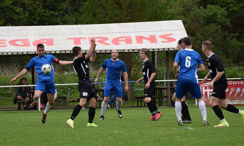 Fotbalisté TJ Měcholupy (na archivním snímku hráči z nedávného zápasu ve Štěnovicích - 2:1) porazili outsidera z Kasejovice 5:2.