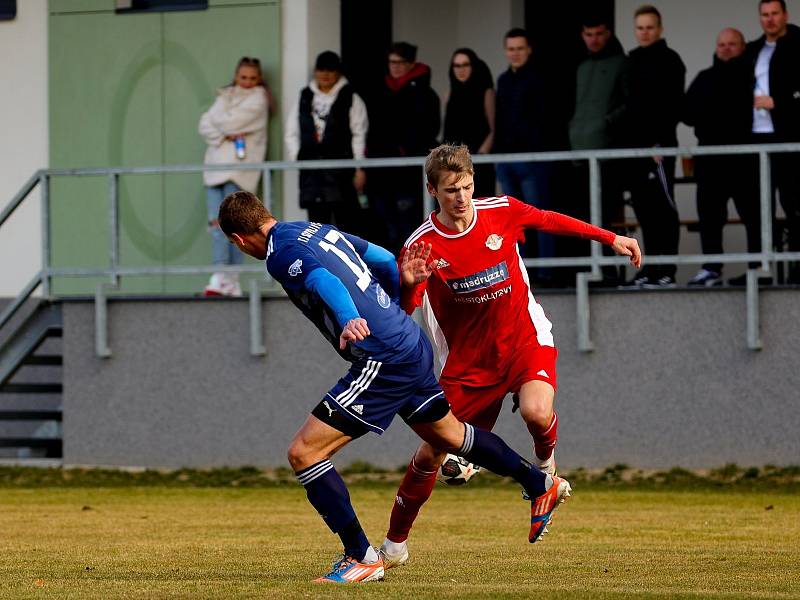 17. kolo FORTUNA divize A: Slavoj Mýto (modří) - SK Klatovy 1898 3:1 (1:0).