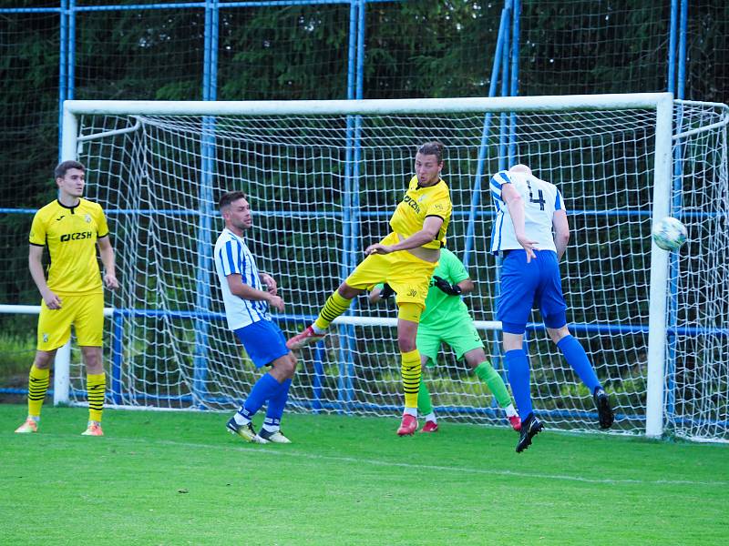 29. kolo KPM: FK Okula Nýrsko (hráči v modrobílých dresech) - TJ Sokol Lhota (žlutí) 5:1 (1:0).