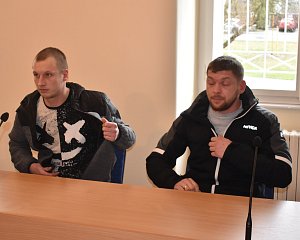Anatolii Palchei (vlevo) a Dmytro Korniev u klatovského soudu.