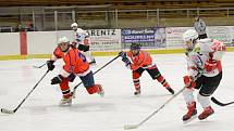 Přátelský zápas dorostu: HC Klatovy (v bílém) - HC Tachov-Mariánské Lázně 5:3.