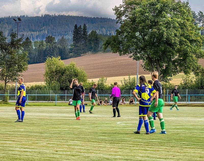 Fotbalisté SK Kovodružstvo Strážov B (na archivním snímku hráči v tmavých dresech) zvítězili 5:0. Tři body slaví také borci z Neznašov (modří).